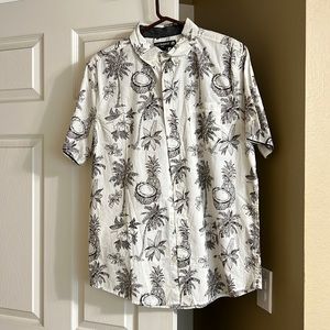 Men’s medium, short sleeve button down shirt with a pocket, tropical theme